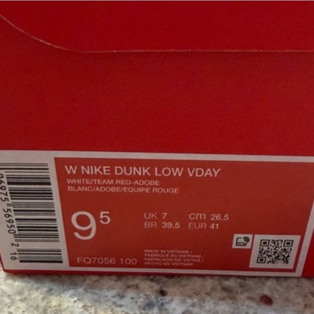 NWT Women's NikeV-Day Dunks - Picture 6 of 7